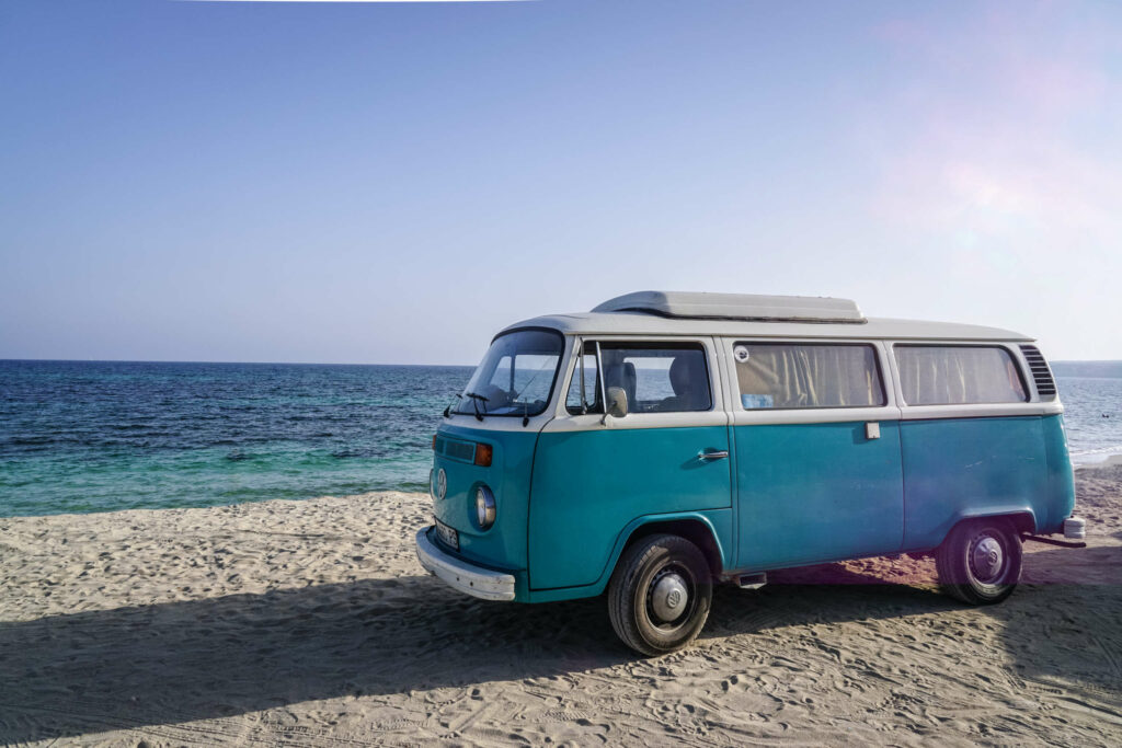 Am Playa de Migjorn auf Formentera steht ein alter blauer VW Bulli - die Hippiekultur der Insel sollte man gesehen haben.