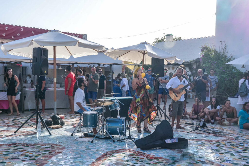 Die sehenswerte Hippiekultur auf Formentera ist vor allem in Pilar de la Mola deutlich zu spüren: Auf dem Markt herrscht buntes Treiben.