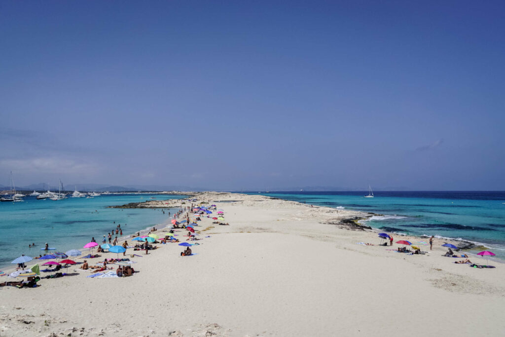 Die Playa de ses Illetes auf Formentera ist eine der wichtigsten Sehenswürdigkeiten, denn der weiße Sandstrand liegt inmitten von türkisblauem Meer und wurde bereits zum schönsten Europas gekürt.