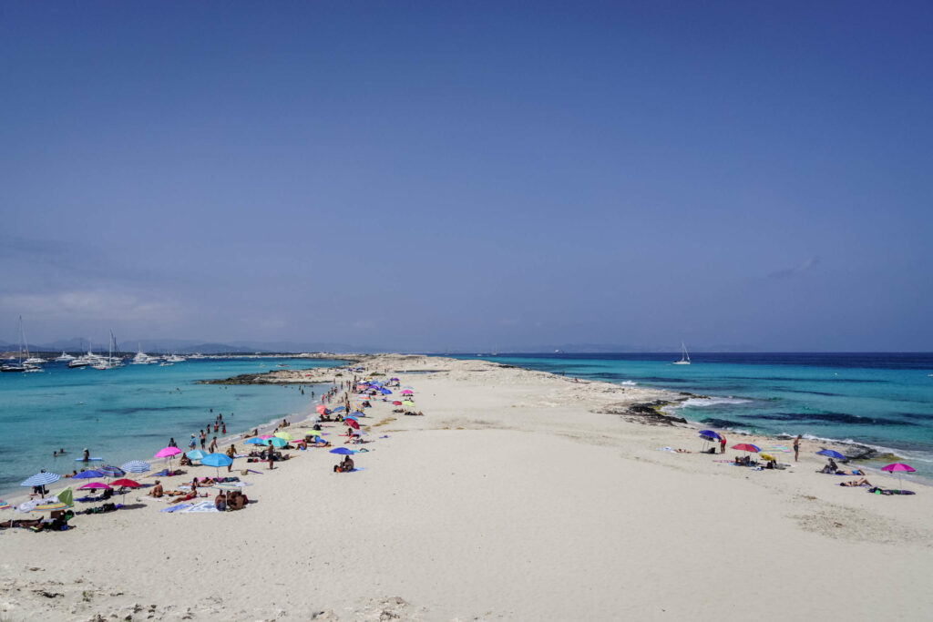 Die Playa de ses Illetes auf Formentera ist eine der wichtigsten Sehenswürdigkeiten, denn der weiße Sandstrand liegt inmitten von türkisblauem Meer und wurde bereits zum schönsten Europas gekürt.