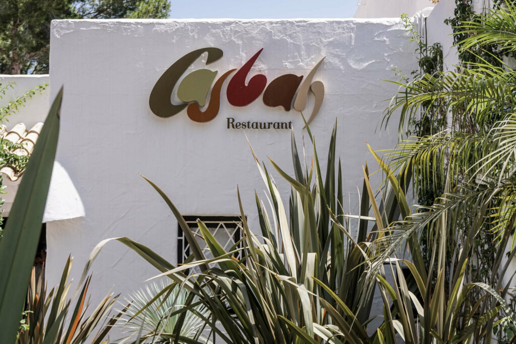Die Unterkunft Hotel Casbah auf Formentera beherbergt auch ein Restaurant und empfiehlt sich für eine Reise.