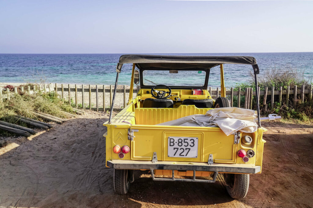 Geheimtipp auf Formentera: Mit dem gelben authentischen Citroën Mehari lässt sich die Baleareninsel stilgerecht erkunden.