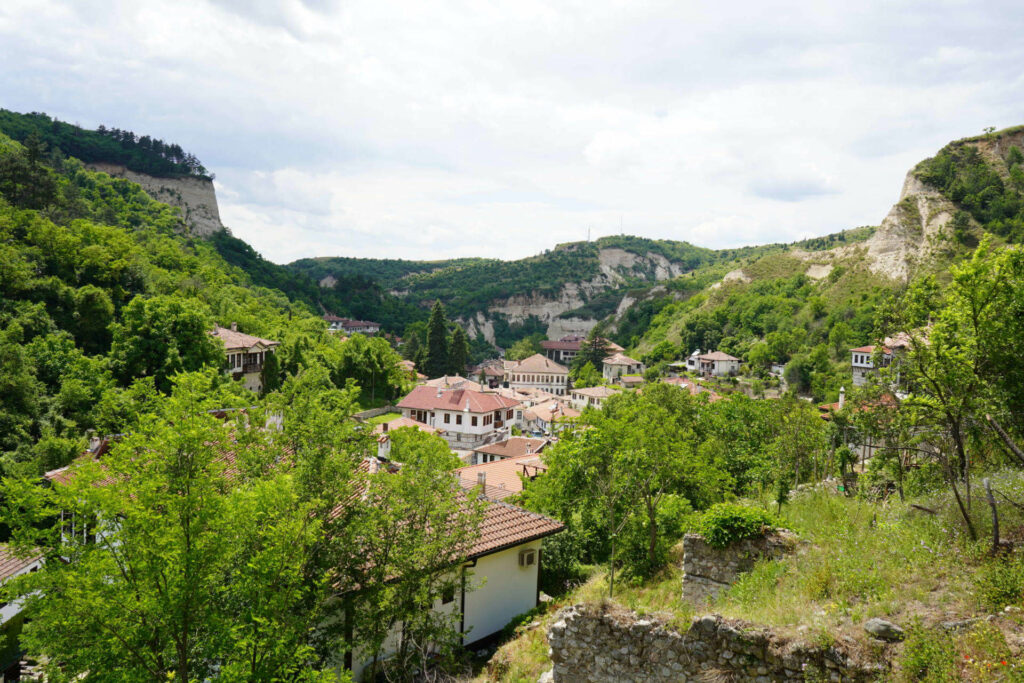 Von oben blickt man über die Häuserdächer und Natur der bulgarischen Stadt Melnik.