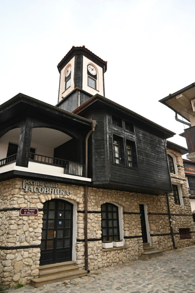 Ein Gebäude mit oberem Teil komplett aus schwarzem Holz und Glockenturm in Bulgariens Stadt Nessebar.
