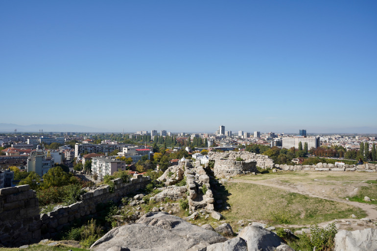 Ausblick von einem Berg auf die Stadt Plovdiv in Bulgarien.