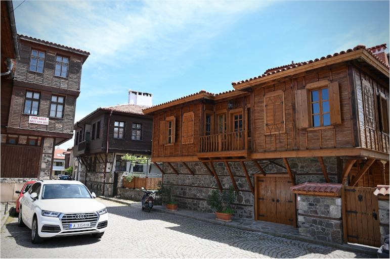 Die traditionellen Holzhäuser und das Kopfsteinpflaster der Stadt Sosopol in Bulgarien.