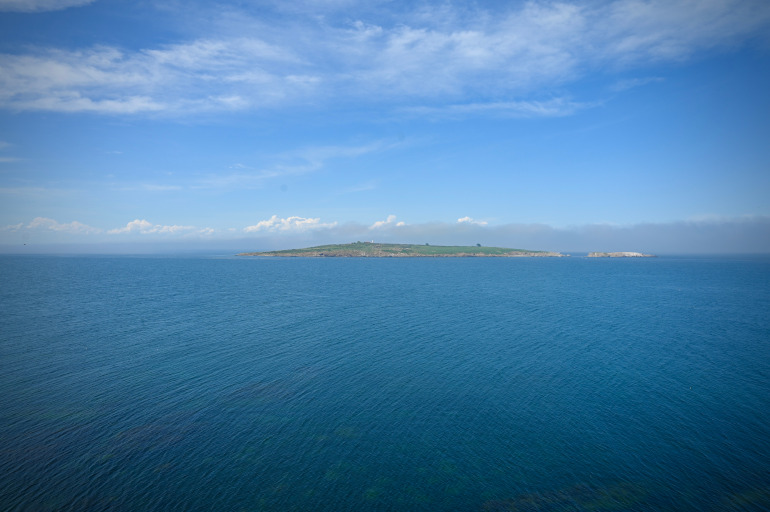 Blick von Sosopol in Búlgarien über das schier endlose Meer auf eine Insel in der Ferne.