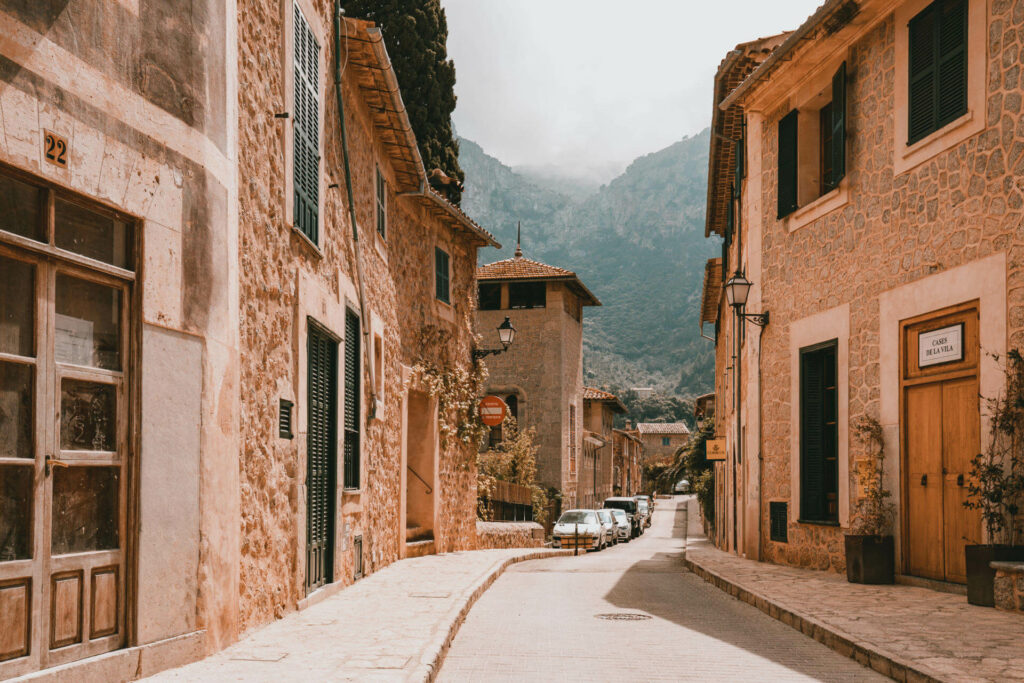 Eine ruhige kleine Straße zwischen den Häusern im ruhigen Deià auf Mallorca.