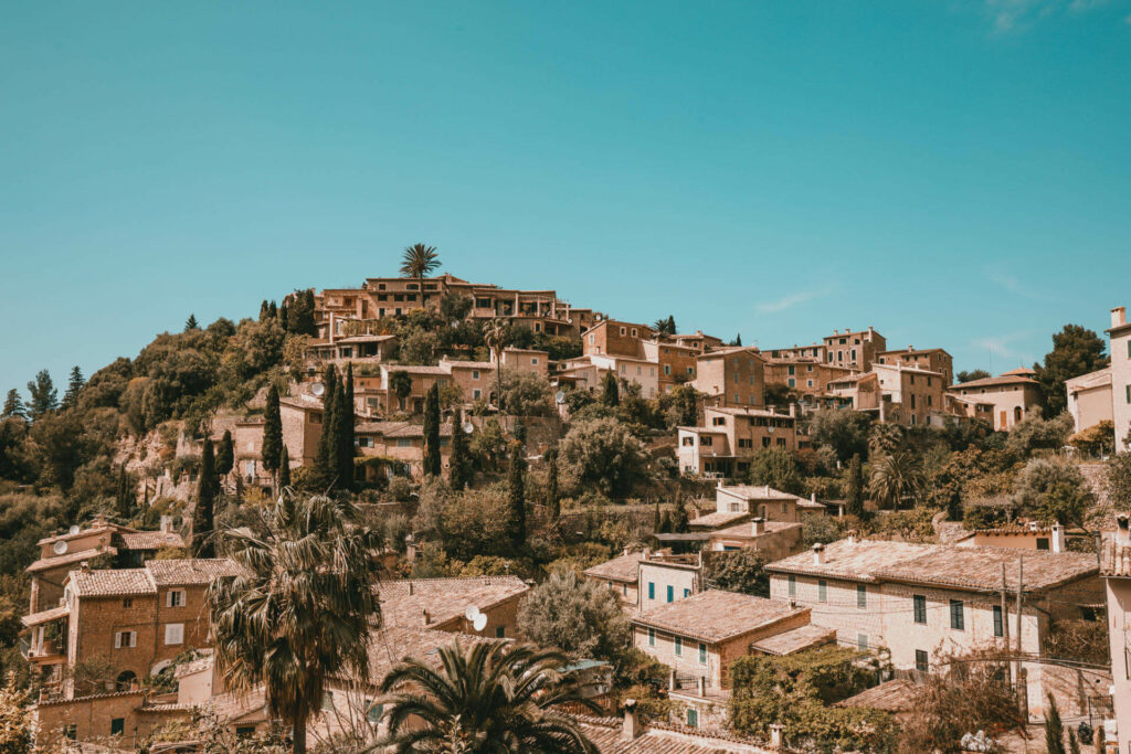 Blick auf die Häuser des ruhigen Örtchen Deiàs auf der Baleareninsel Mallorca.