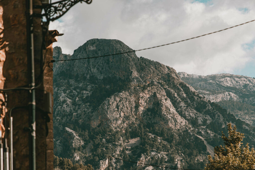 Im schönen Dorf Fornalutx auf Mallorca genießt man den Blick auf das Tramuntana Gebirge.