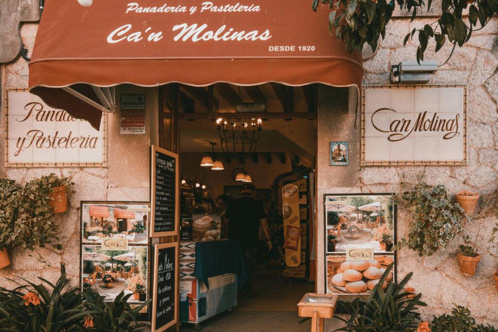 Der geschmückte, überdachte Eingang zur Bäckerei Ca´n Molinas in Valldemossa auf Mallorca: das Café ist noch ein kleiner Geheimtipp.