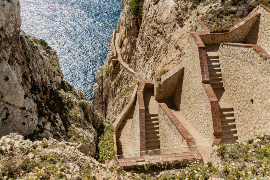Die lange Treppe „Escala del Cabirol“ führt am Felsen neben dem Meer hinunter zur Neptungrotte