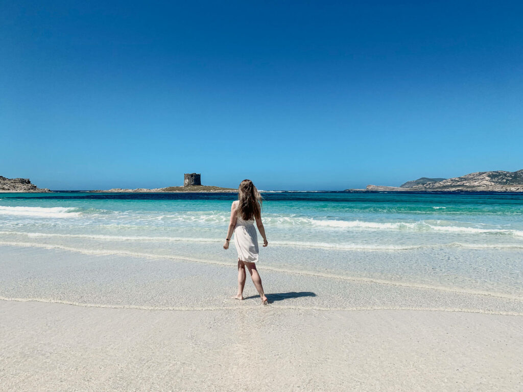 Franzi Reichelt von Coconutsports spaziert am wunderschönen Strand im Norden von Sardinien entlang.