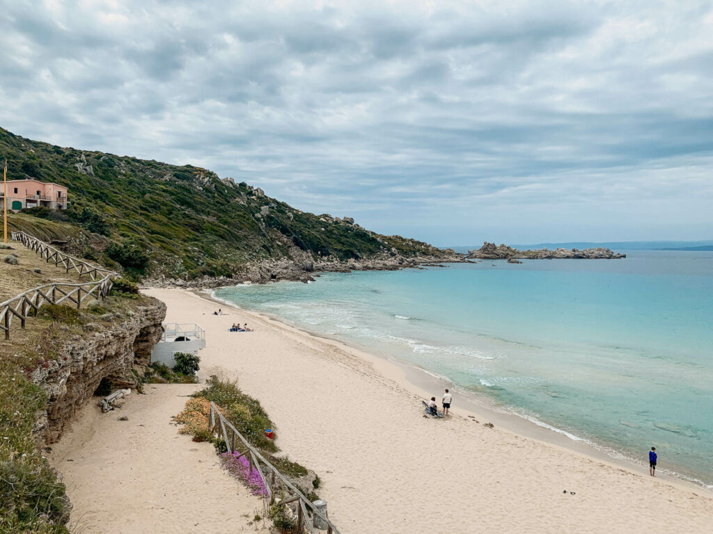 Der Strand von Santa Teresa Gallura im Norden von Sardinien ist umgeben von Natur.