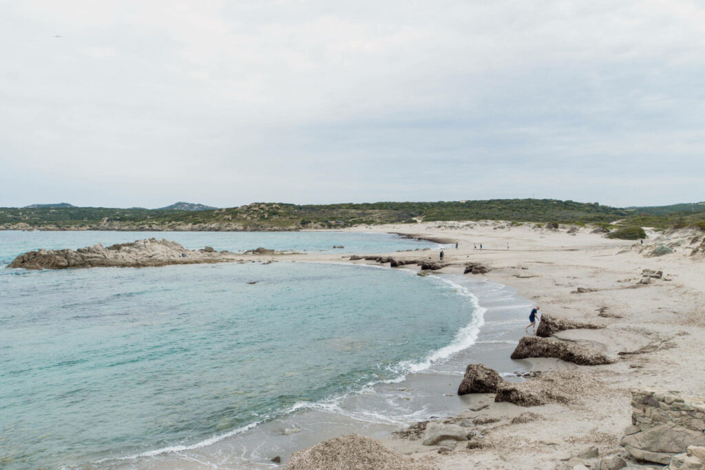 Die Dünenlandschaft am Strand von Rena Majore auf Sardinien.