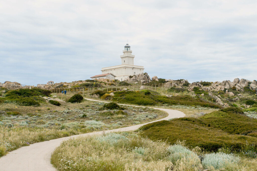 Am höchsten Punkt der Halbinsel Capo Testa im Norden Sardiniens turmt der Leuchtturm umgeben von Felsformationen.