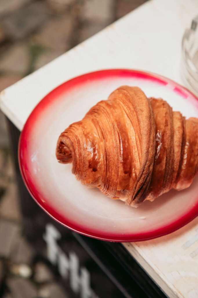 Geheimtipp zum Frühstücken: Ein handgerolltes Croissant von Cookies and Co in Berlin.