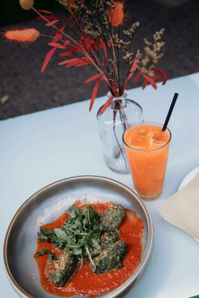 Mit Spinatködeln auf Tomatensauce und einem frischen Saft vom Frank Café kann man sich während seines Berlin-Trips stärken.