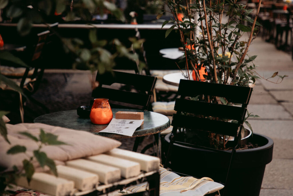 Ein gemütliches Café auf der Kastanienallee im Prenzlauer Berg in Berlin lädt zum Ausruhen nach dem Shoppen ein.