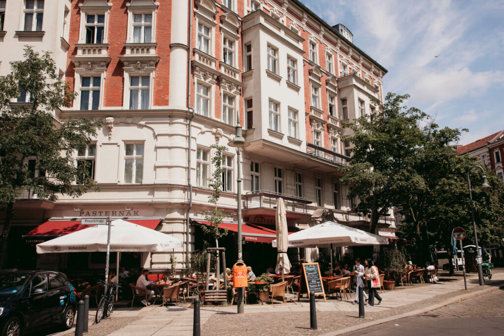 Ein Restaurant in einem imposanten Gebäude am Kollwitzkiez in Berlin.