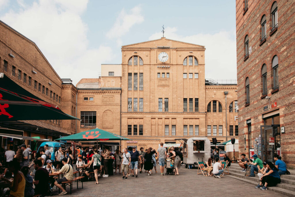 Der Street-Food-Markt im Hof der Kulturbrauerei in Berlin ist gut besucht.