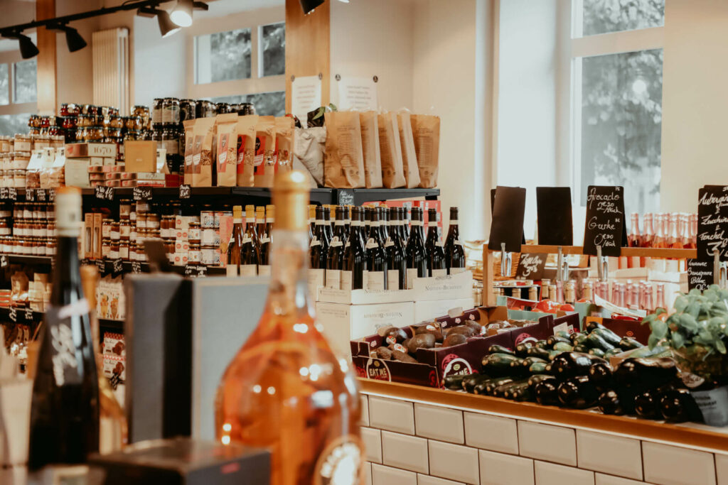 L’Épicerie in Berlin bietet verschiedene Feinkost Waren von Wein über Gemüse bis hin zu Brotaufstrichen an.