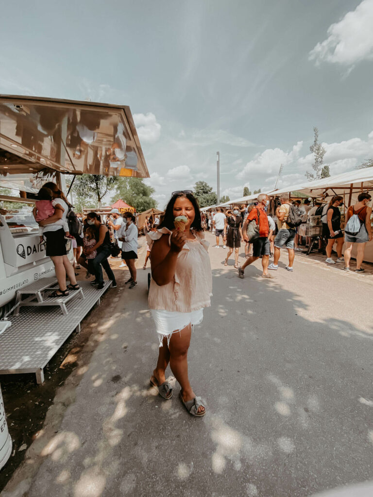 Bloggerin Tatiana von TheHappyJetlagger genießt auf dem Flohmarkt im Berliner Mauerpark ein Eis.