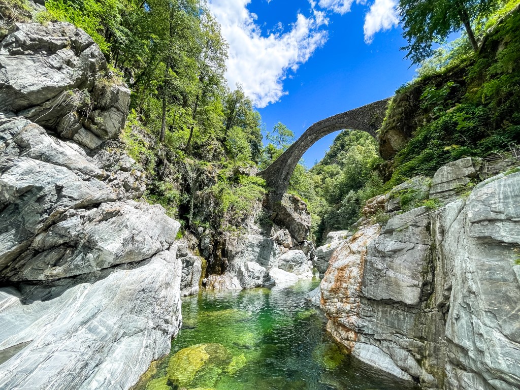 Im klaren Fluss unter der Römerbrücke im Centovalli kann man auch baden.