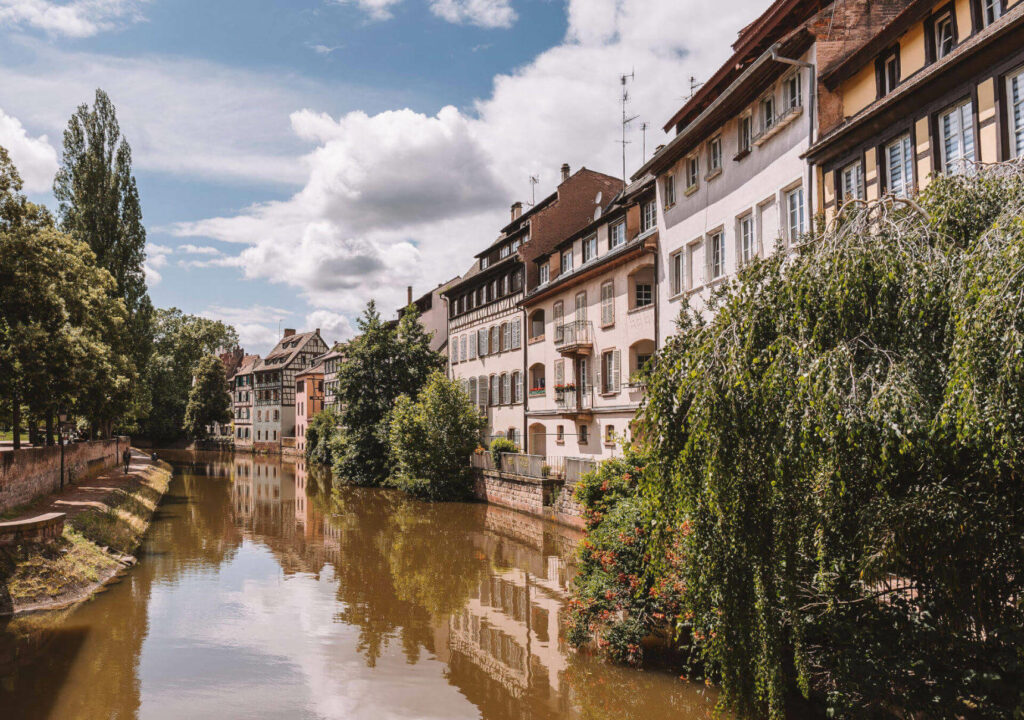 Die Häuserreihen an den Kanälen des Viertels La Petite France sehen aus wie aus dem Märchen.