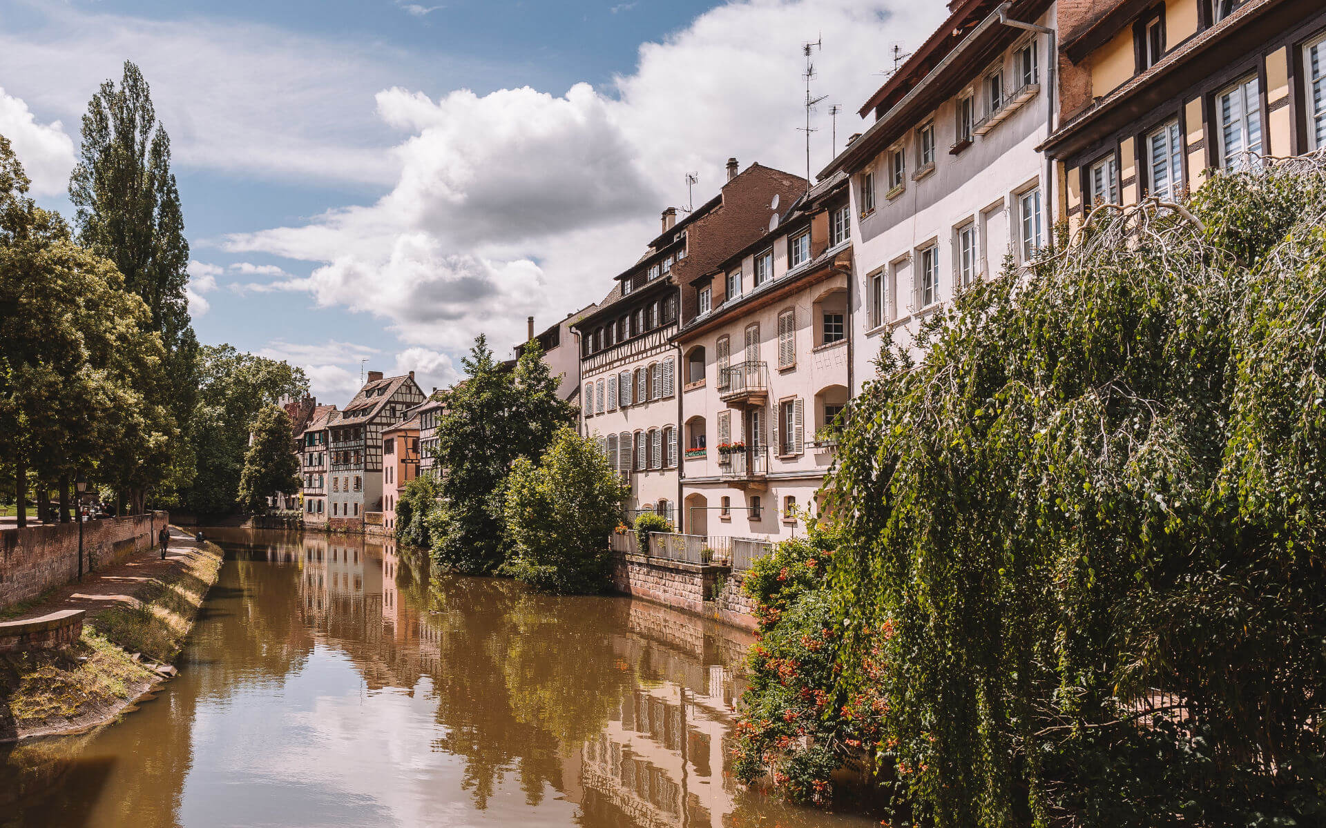 Die Häuserreihen an den Kanälen des Viertels La Petite France sehen aus wie aus dem Märchen.