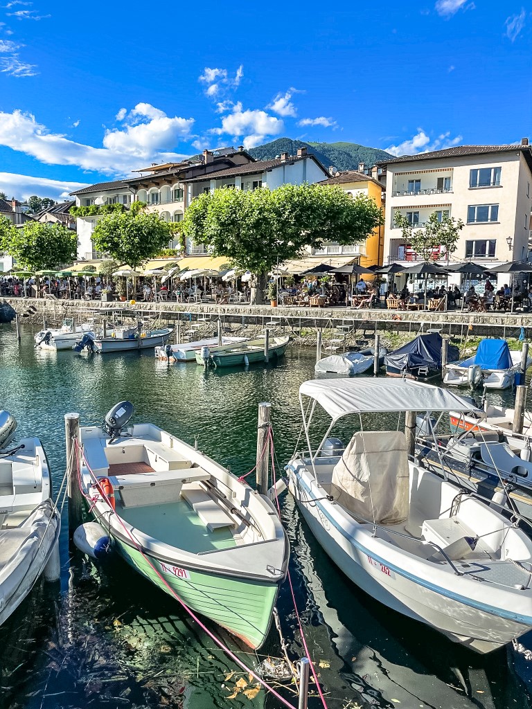 Unzählige Boote liegen am Hafen von Lago Maggiore.