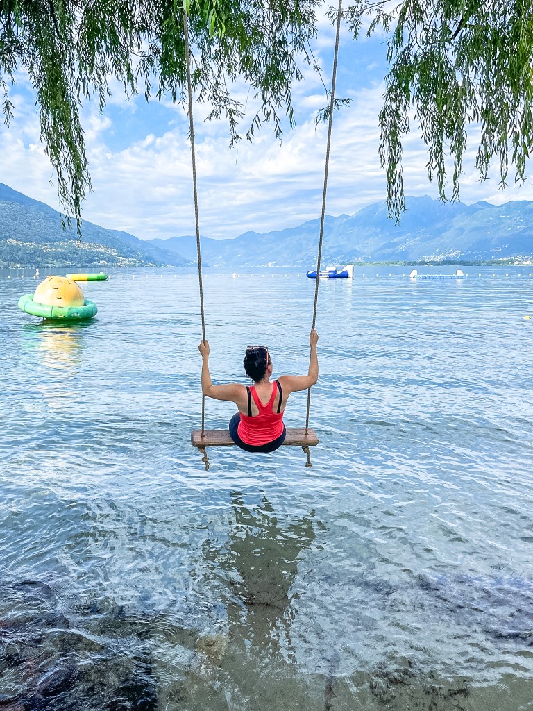 Beim Schaukeln am Lago Maggiore kann man die Aussicht über das Wasser und die Berge genießen