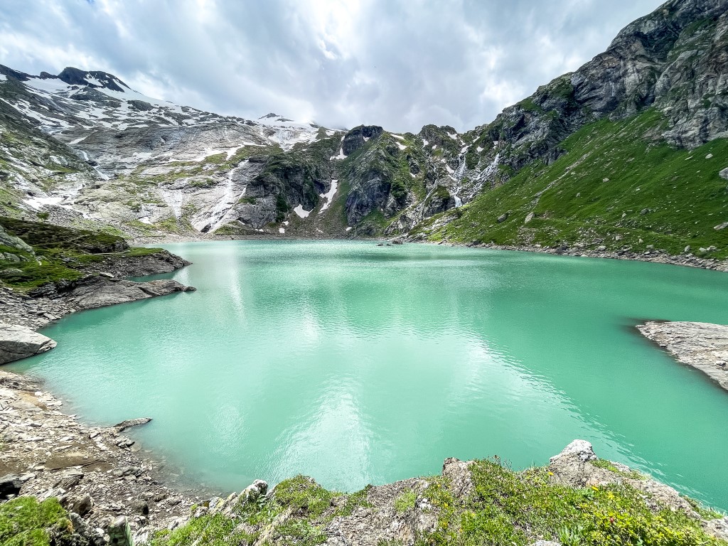 Auf dem Lago del Zött kann man beim wandern das türkise Wasser und Berge bewundern