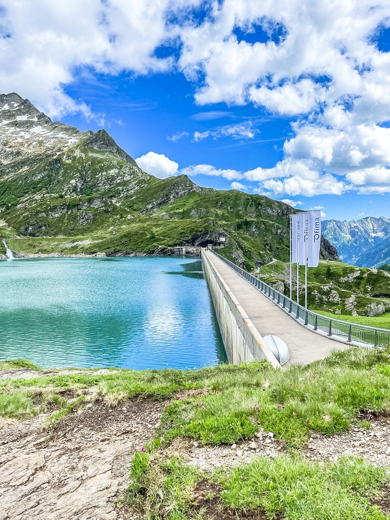 Die Staumauer bildet ein Ende des Lago die Robièi.