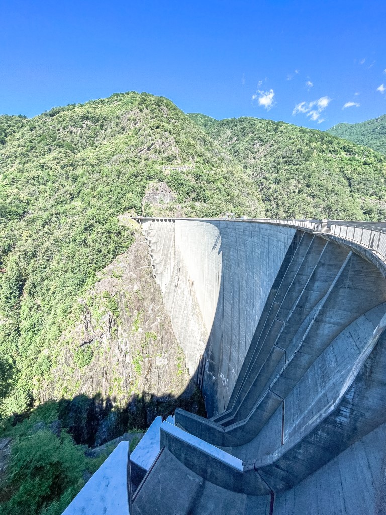 Aktiv und adrenalingeladen: Ein Bungee Jumping Sprung an der Staumauer macht es möglich.