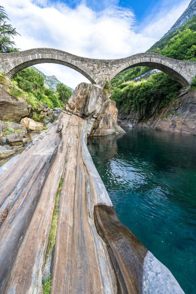 Im kristallblauen Fluss unter der Römerbrücke in Tessin kann man super baden gehen.