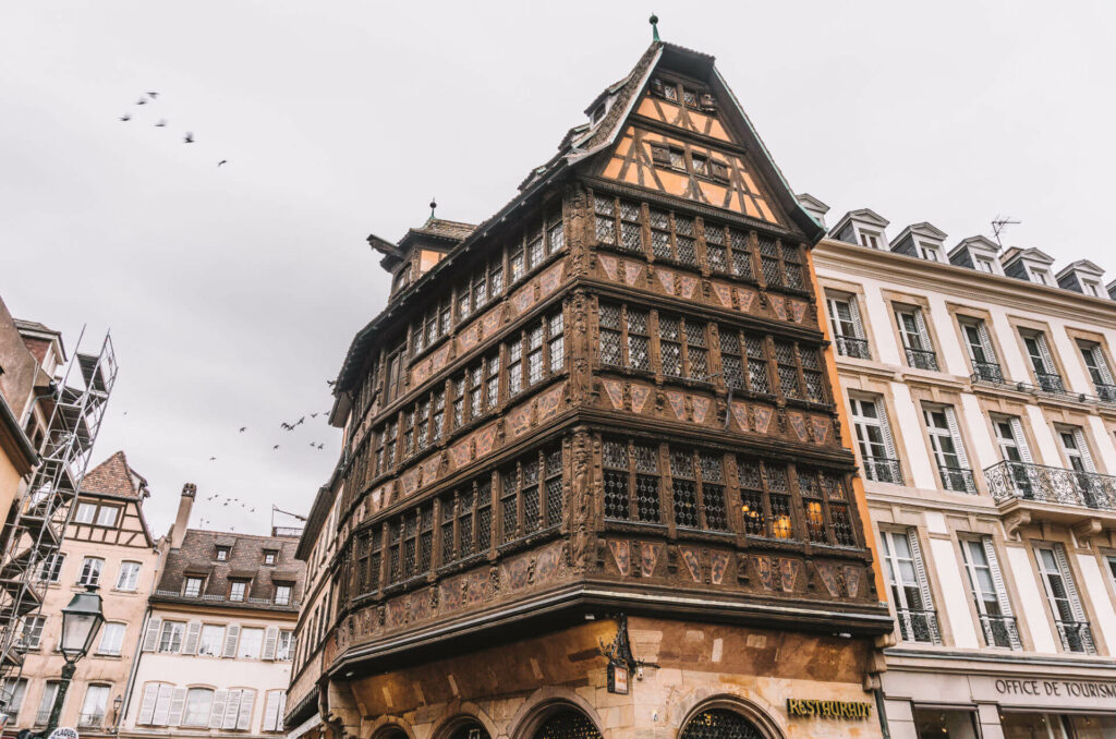 Das Haus Kammerzell beeindruckt mit einer schönen, kunstvollen Häuserfassade. in Straßburg.