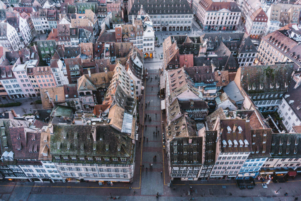 Die Aussicht vom Münster auf die Häuser und Cafés ist beeindruckend.