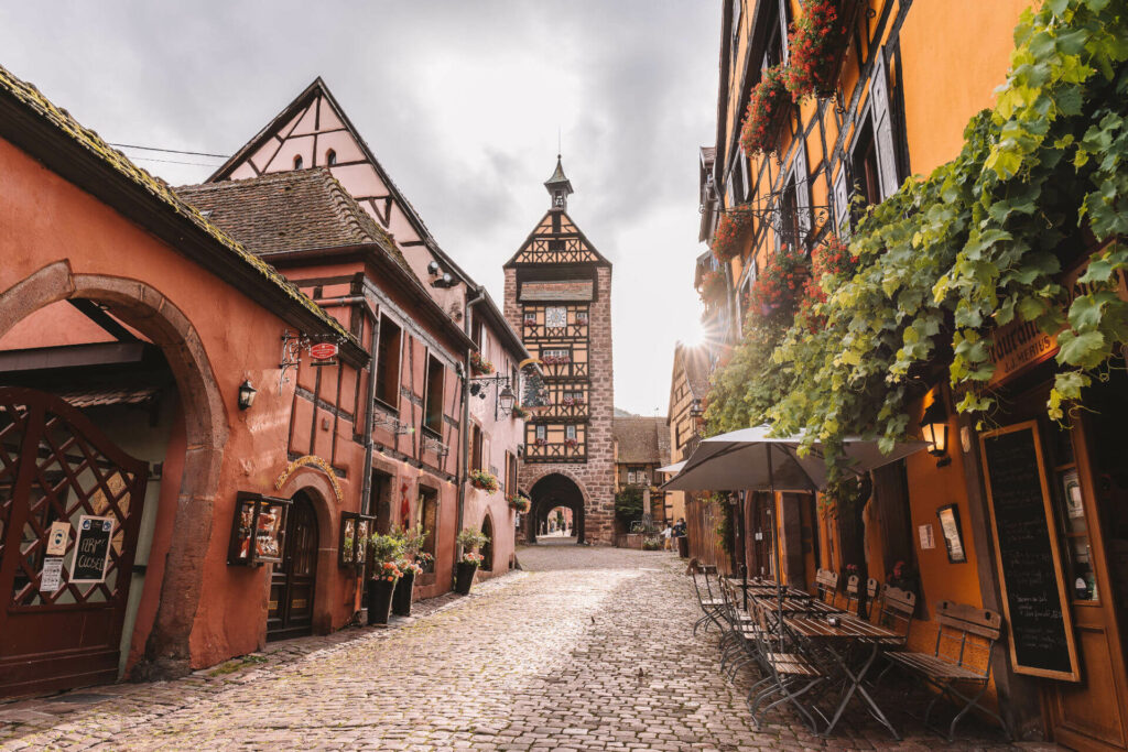 Das Dorf Riquewihr an der Weinstraße ist wie eine künstliche Kulisse mit schönen Ecken.