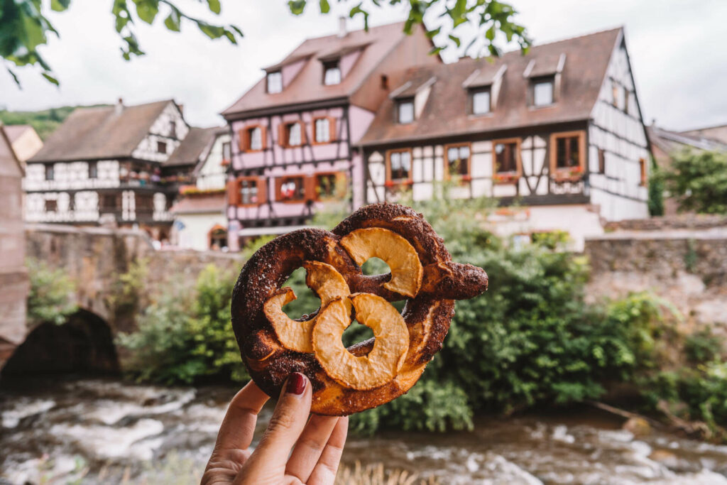 Die Brezel mir Apfelscheiben und Zimt sollte man sich bei einem Straßburg nicht entgehen lassen.