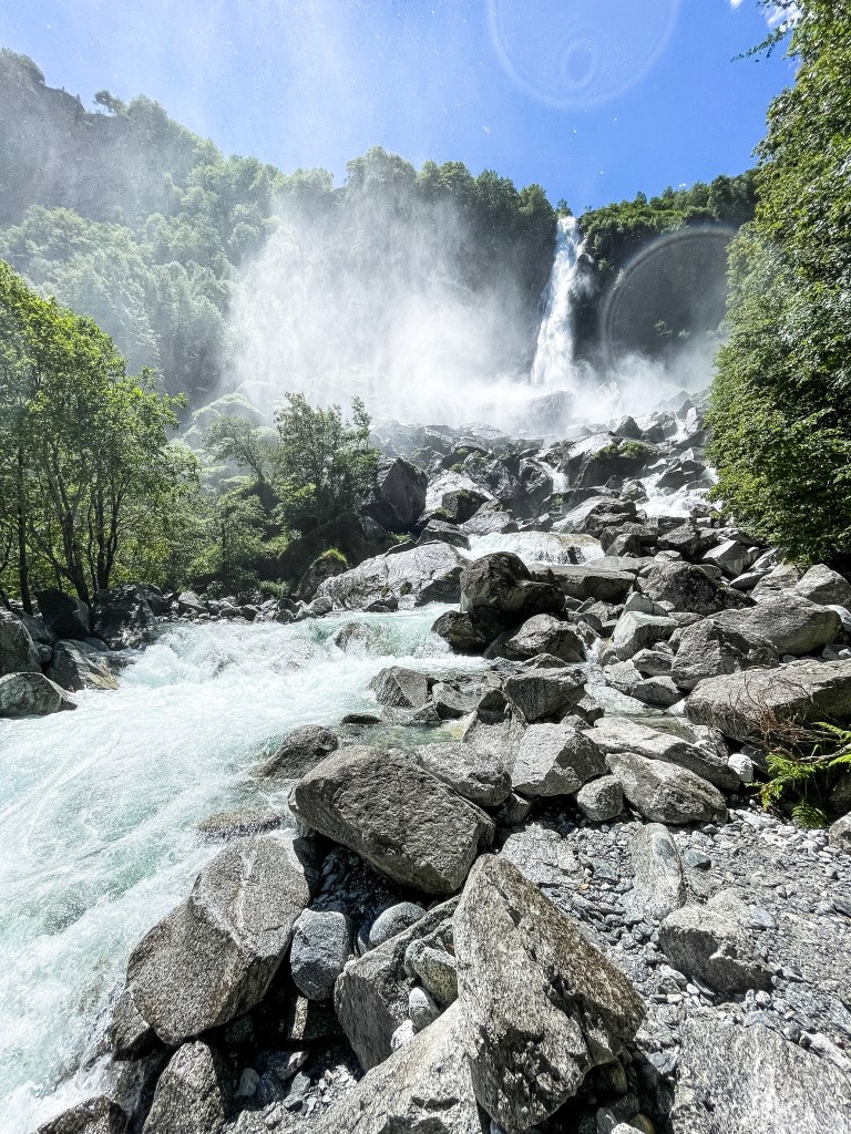 Der Cascata di Foroglio ist ein tosender Wasserfall zwischen Bäumen und Felsen.
