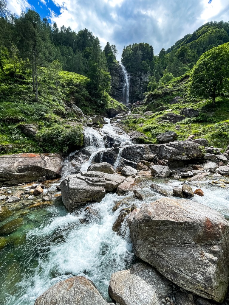 Die Cascata La Froda ist ein wunderschöner Wasserfall, der sich zwischen den Bäumen und Steinen hindurch schlängelt.
