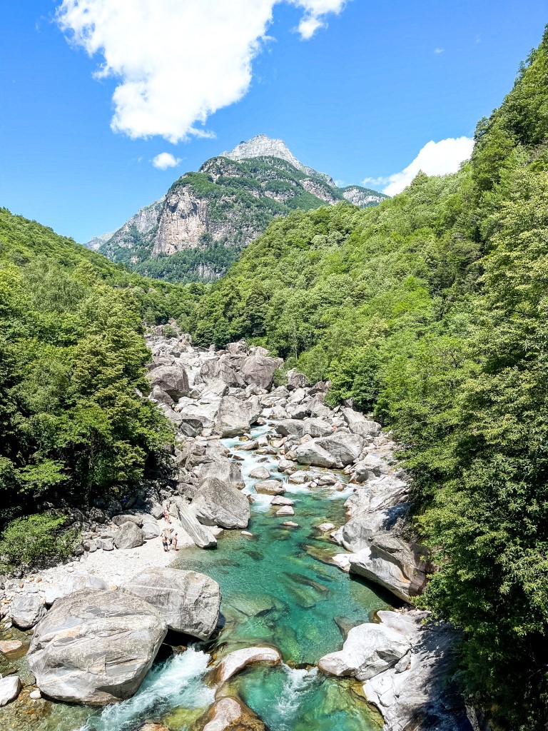 Neben dem Wasser kann man im Valle Verzasca kann man gut wandern und die Berge bewundern.