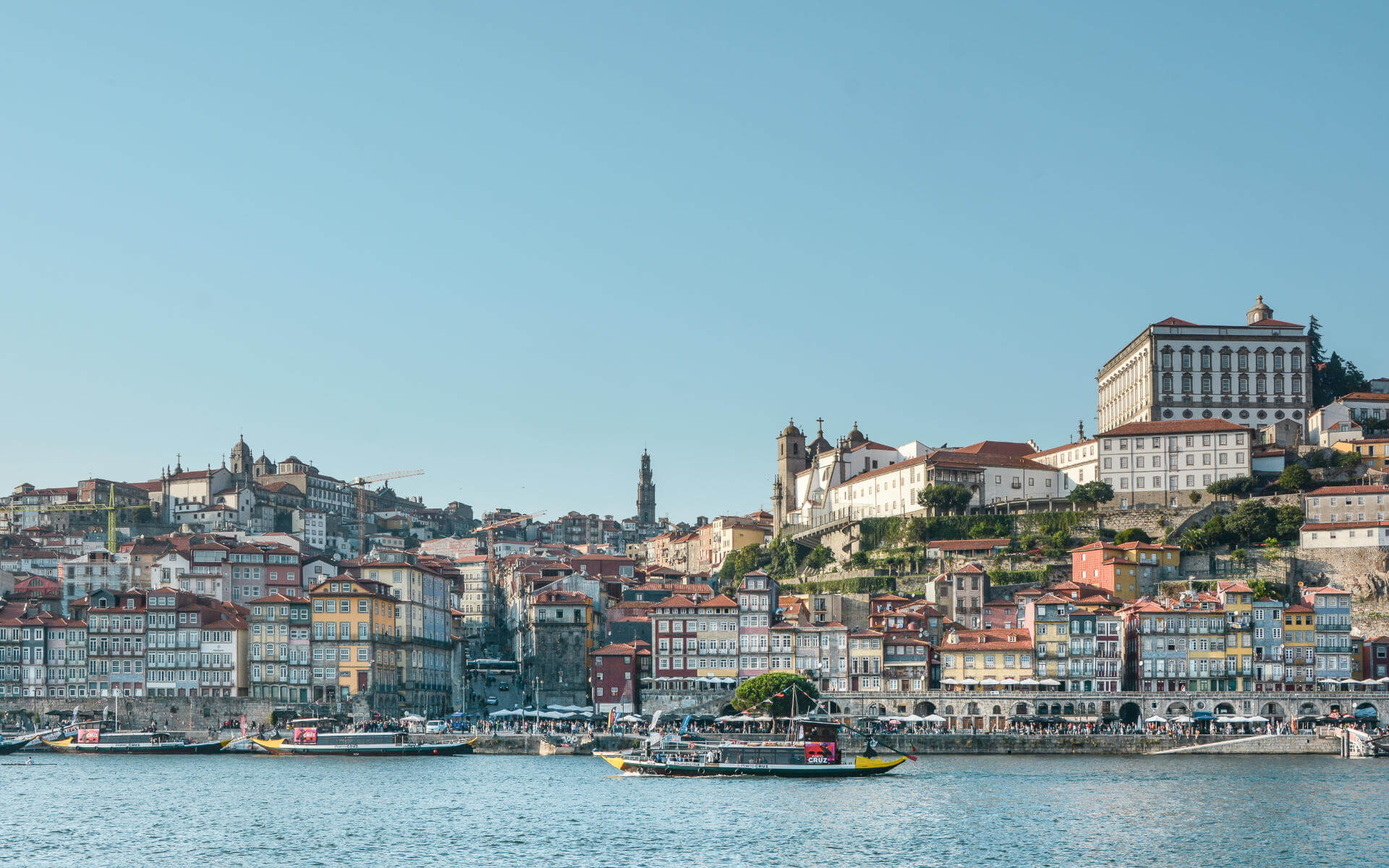 Der Blick über den Fluss auf die Stadtkulisse von Porto.