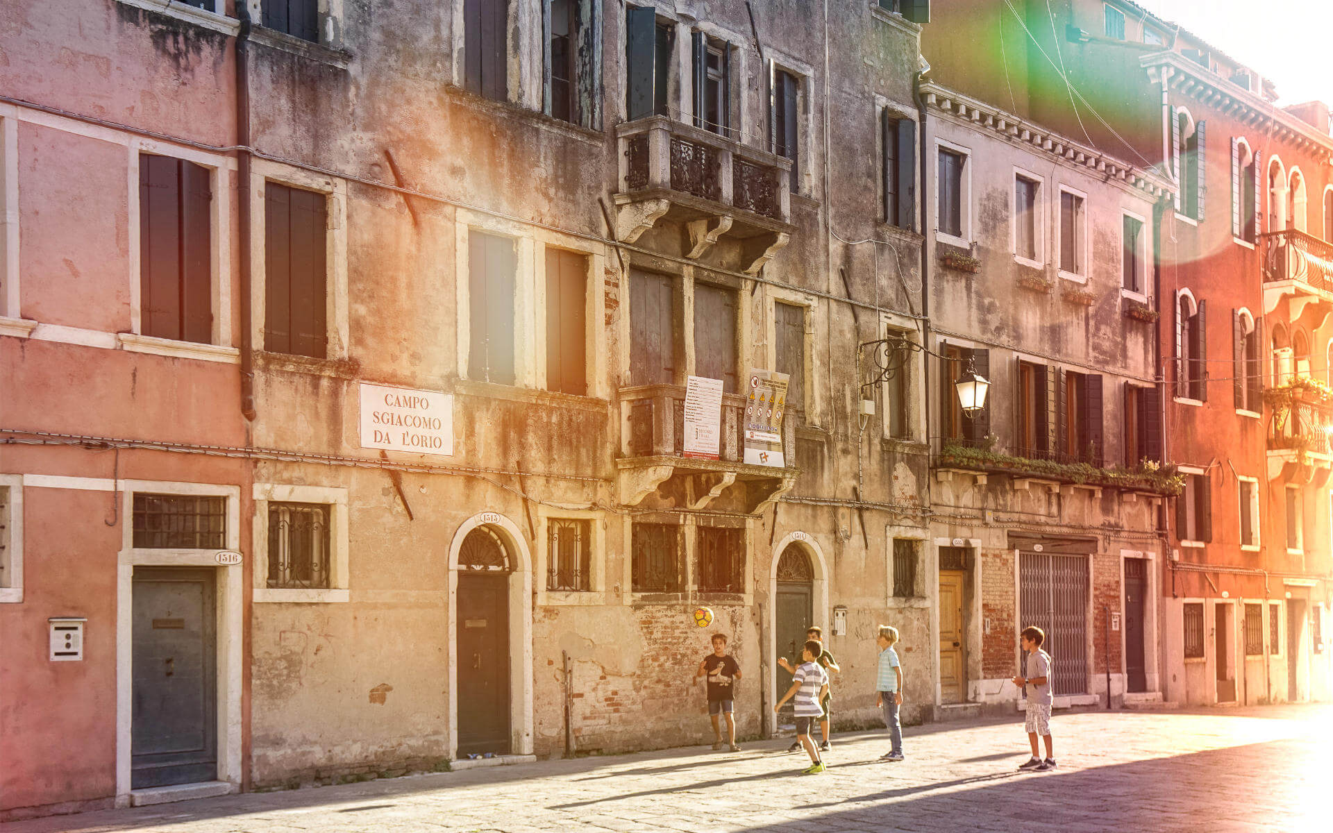 Auf die schönsten und authentischsten Plätze Venedigs wie den Campo San Giacomo trifft man meistens, wenn man sich einfach treiben lässt.