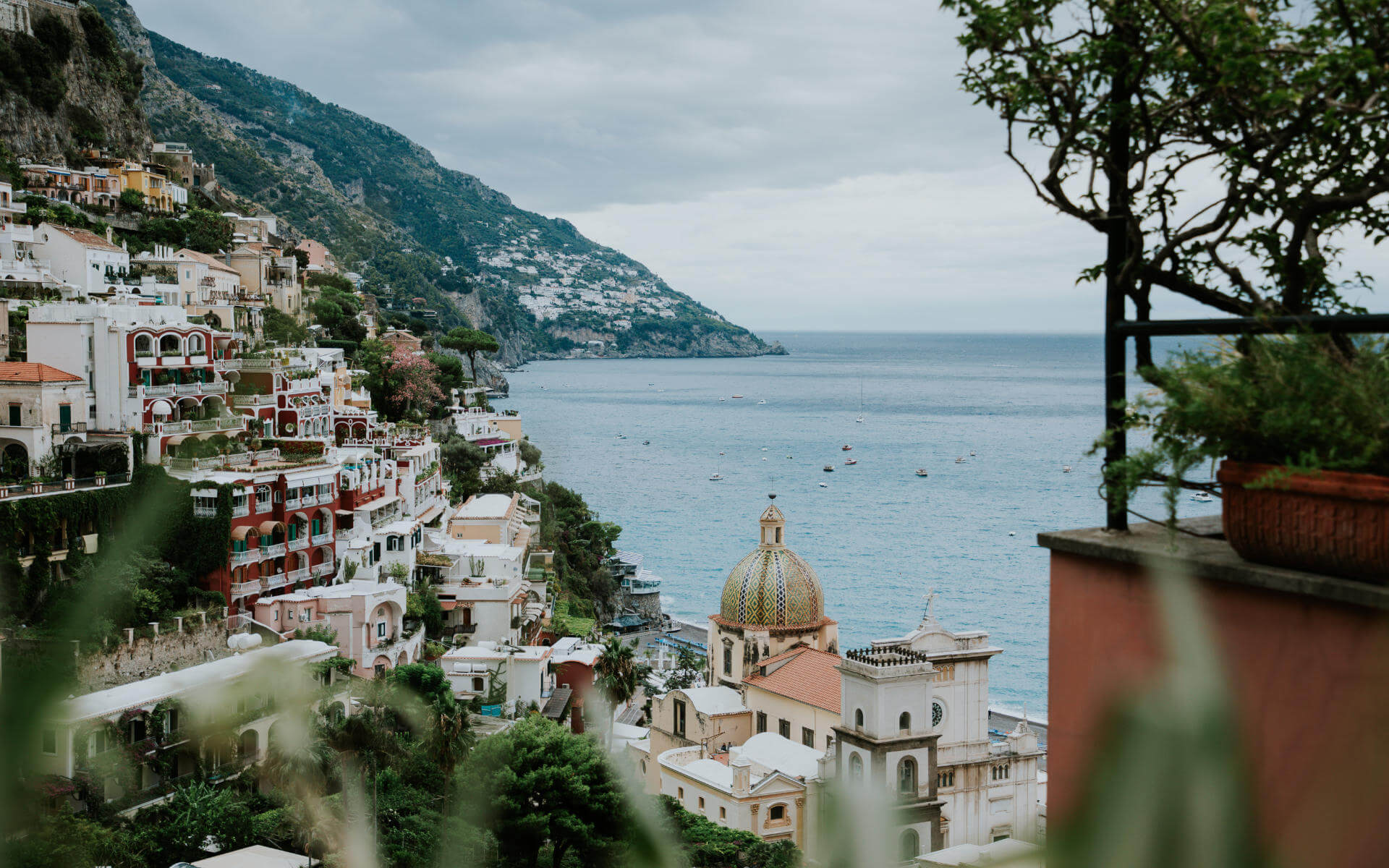 Blick auf die Häuser und das Meer von Positano an der italienischen Amalfiküste.