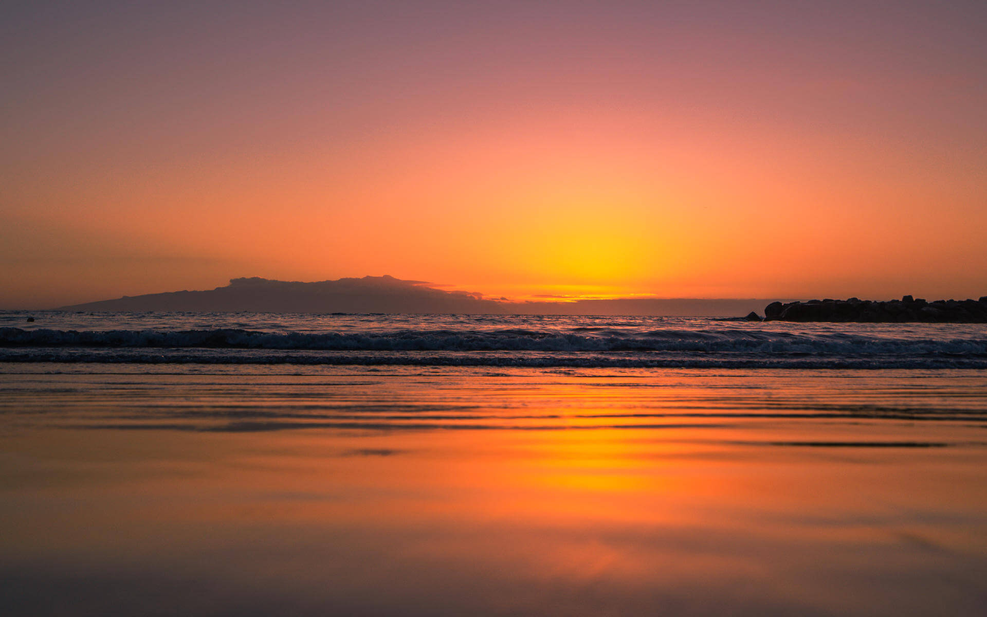 Zu einem der schönsten Erlebnisse auf der Kanareninsel Teneriffa zählt der tägliche Sonnenuntergang über dem Meer - ein unvergessliches Farbenspiel.