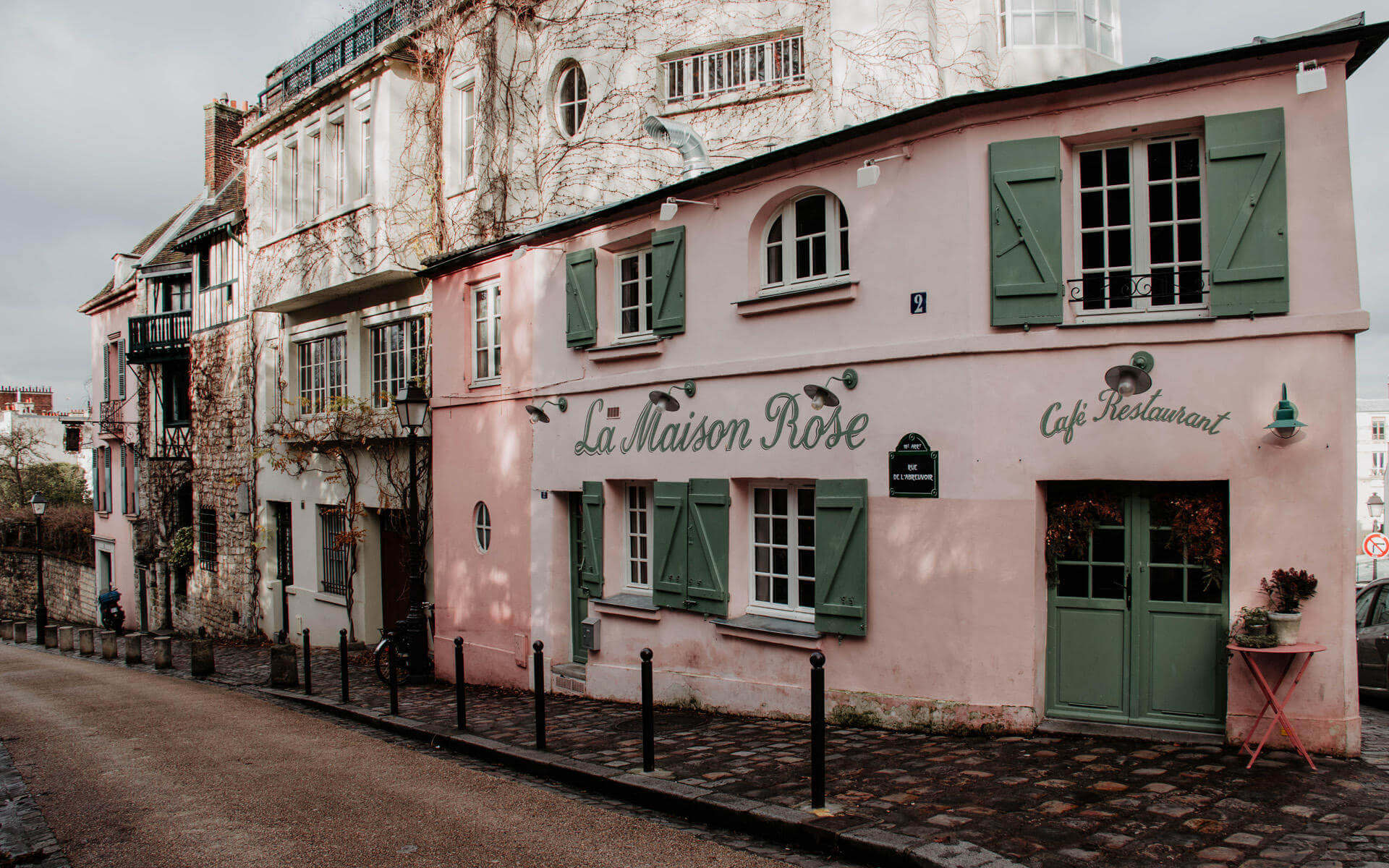 Ein echter Geheimtipp: La Maison Rose ist ein Pariser Café und Restaurant mit rosa Fassade und grünen Fensterläden.