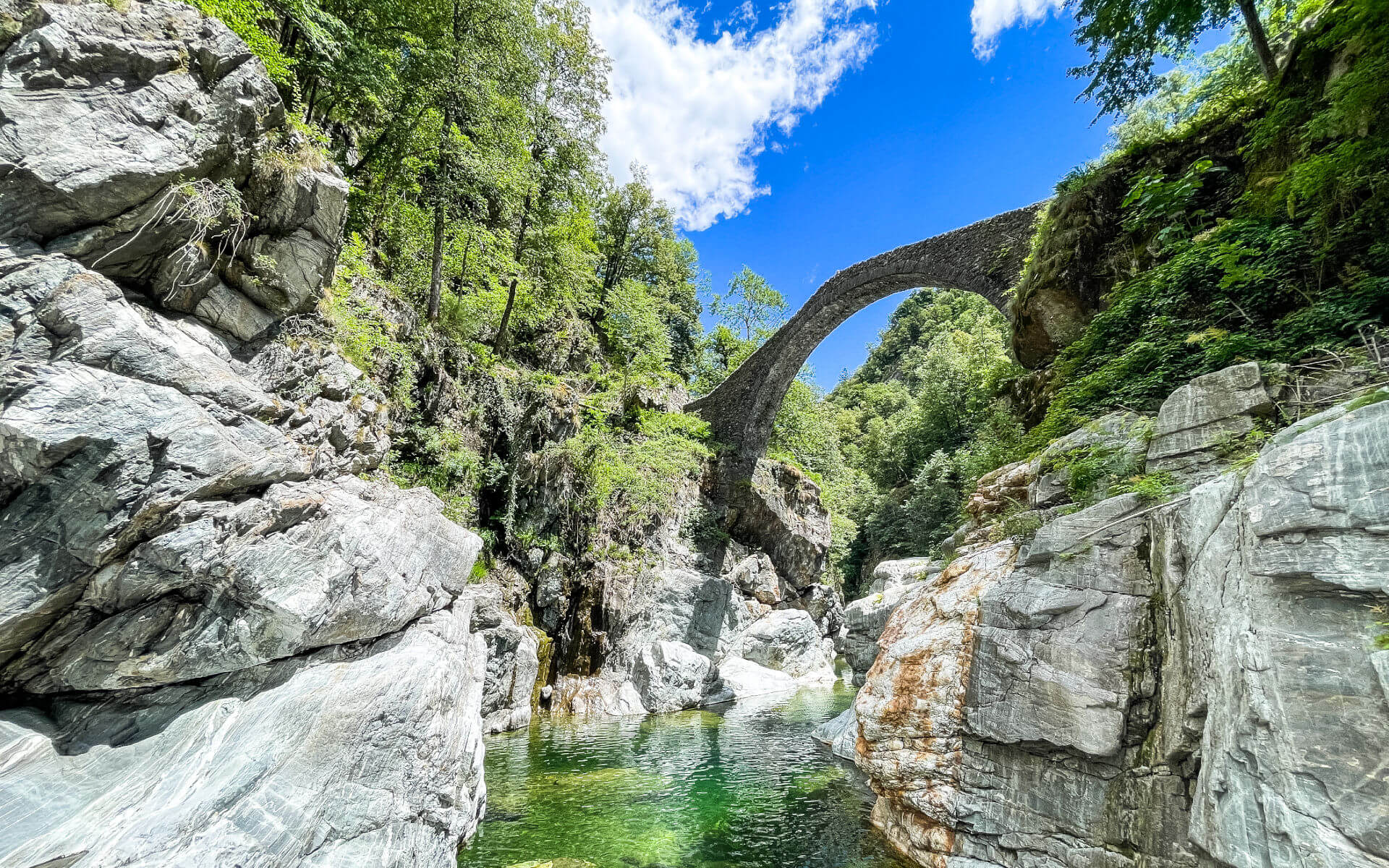 Im klaren Fluss unter der Römerbrücke im Centovalli kann man auch baden.