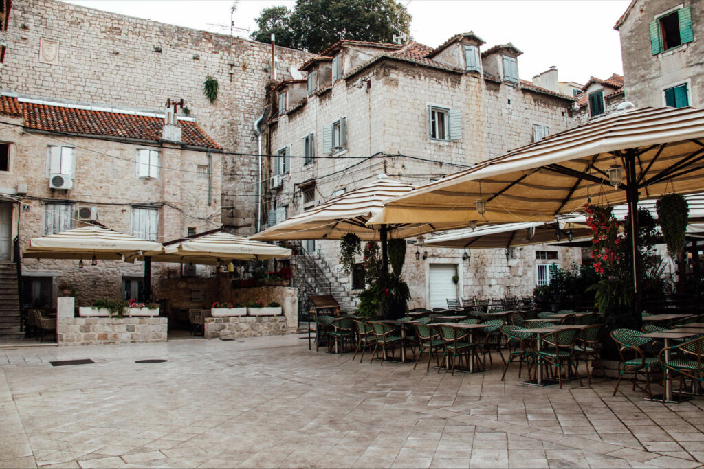 Der Außenbereich eines Restaurants in Split lädt zum Essen ein.